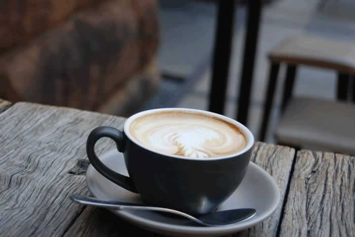 一个男人越无能，越会有以下几种表现，很明显_伊度情感