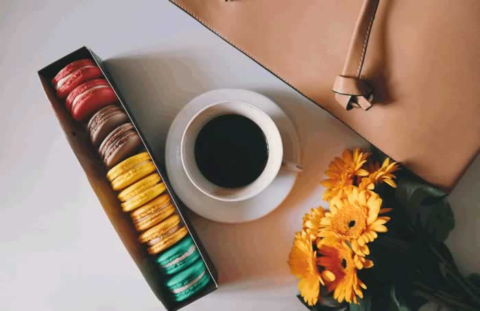 一个男人越无能，越会有以下几种表现，很明显_伊度情感