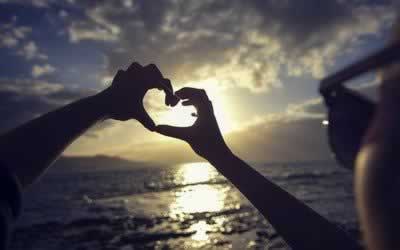 分手后“只拉黑，不删除”自己的前任，究竟在想什么？_伊度情感