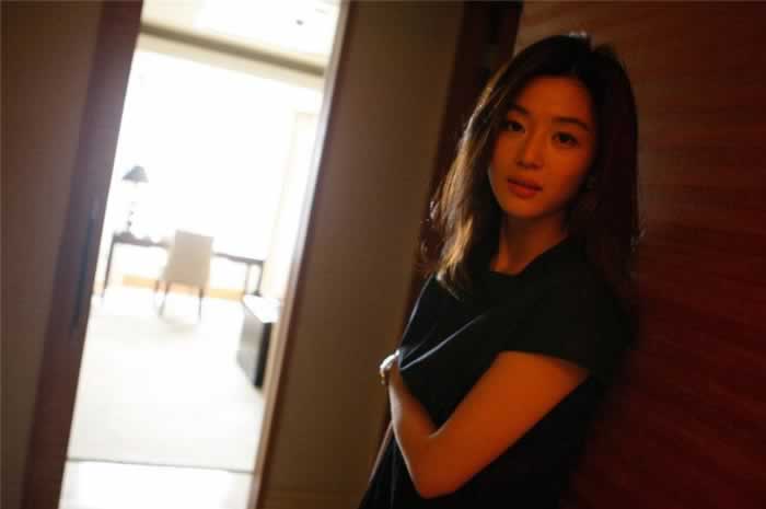 男人的这三个小动作,说明他已经爱你到骨子里!_伊度情感