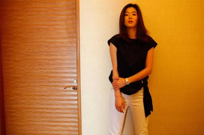 男人的这三个小动作,说明他已经爱你到骨子里!_伊度情感