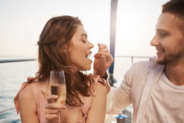 老公搬出去跟小三住在一起，真的不能回头了？_伊度情感