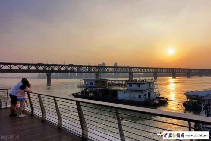 约会小心机！情人节“撩心指南”，轻松唤起爱侣对你的征服欲_伊度情感