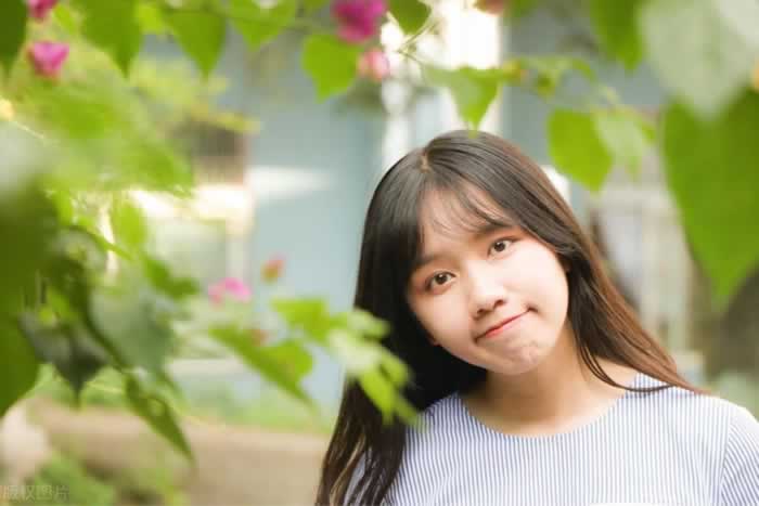 为什么女朋友总是删除拉黑你？_伊度情感