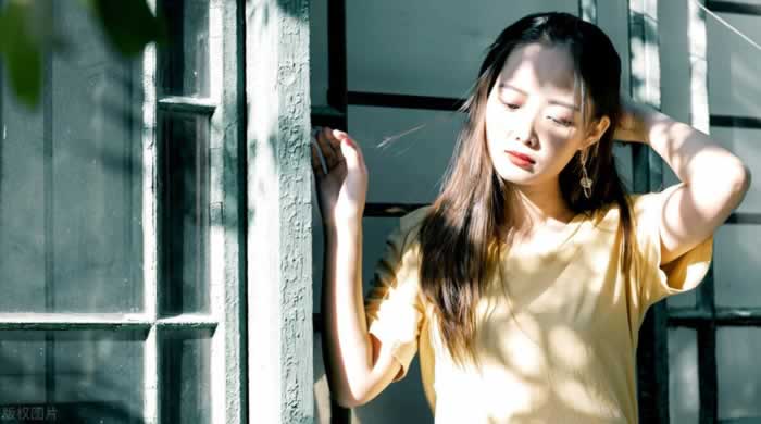 为什么女朋友总是删除拉黑你？_伊度情感