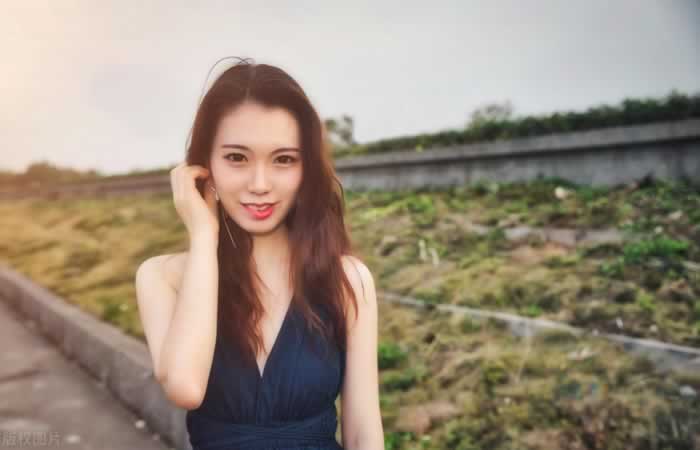 追求一个女人最好的方式：不是讨好，而是这三个小技巧_伊度情感