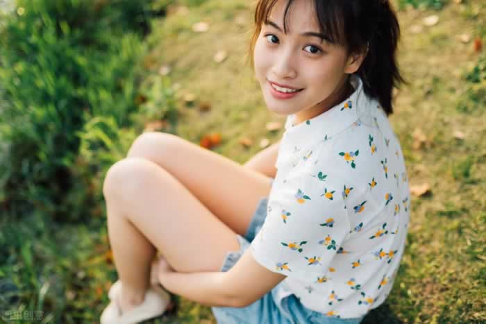 追求一个女人最好的方式：不是讨好，而是这三个小技巧_伊度情感