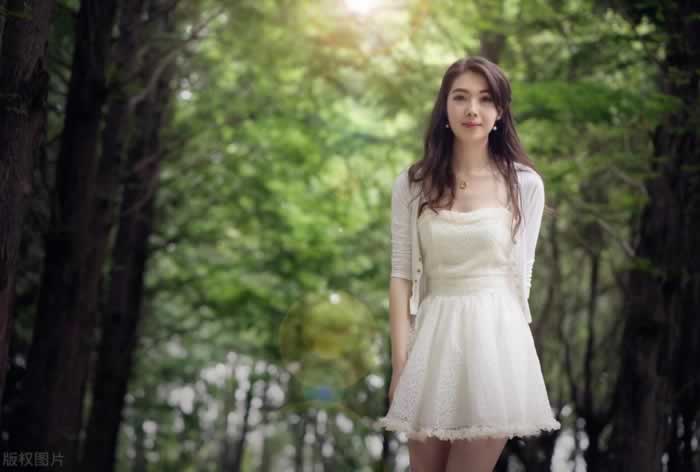 追求一个女人最好的方式：不是讨好，而是这三个小技巧_伊度情感