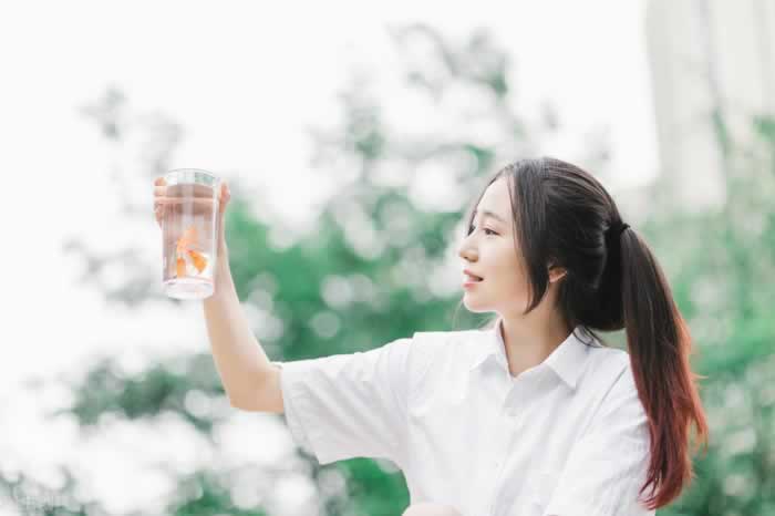 追求一个女人最好的方式：不是讨好，而是这三个小技巧_伊度情感