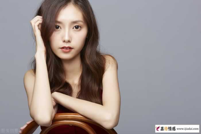 为什么女生总喜欢问你爱不爱她？_伊度情感