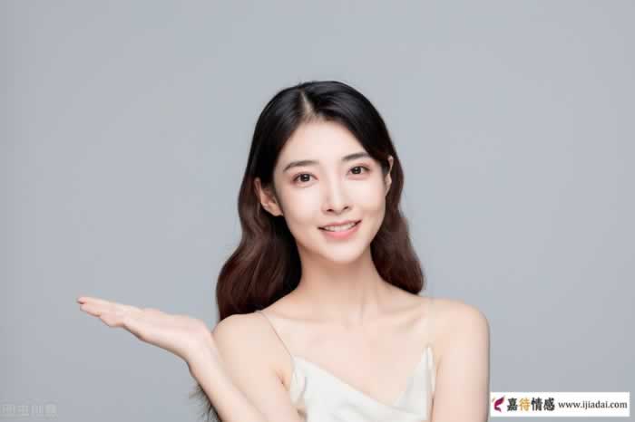 为什么女生总喜欢问你爱不爱她？_伊度情感