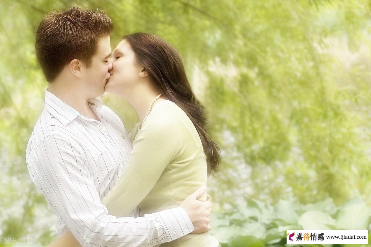 中年男女独处，女人想和你甜蜜一起多数会有五个冲动表现_伊度情感