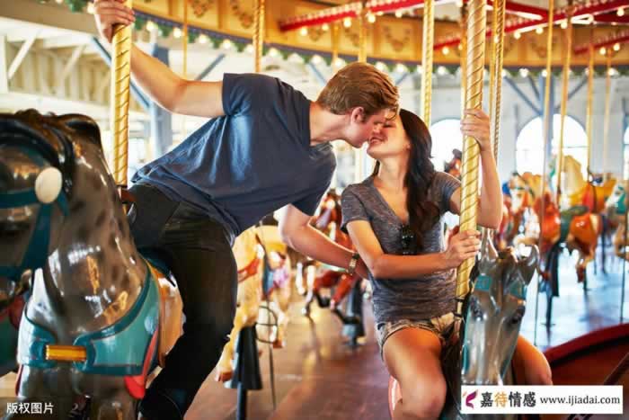 中年女人喜欢你多数会故意让你占这6个便宜，让你突破两人的关系_伊度情感