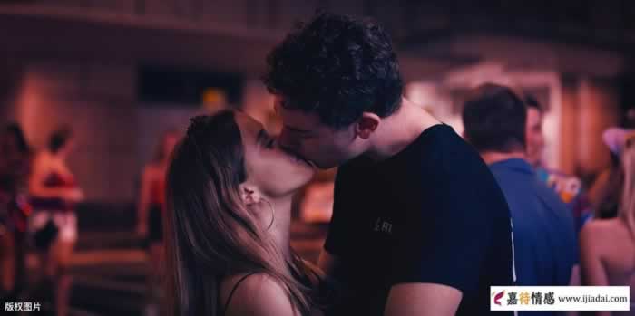 中年女人喜欢你多数会故意让你占这6个便宜，让你突破两人的关系_伊度情感