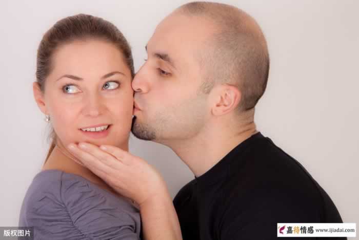 女同事吃了一半的食物给男同事吃，如此暧昧行为正常吗？_伊度情感