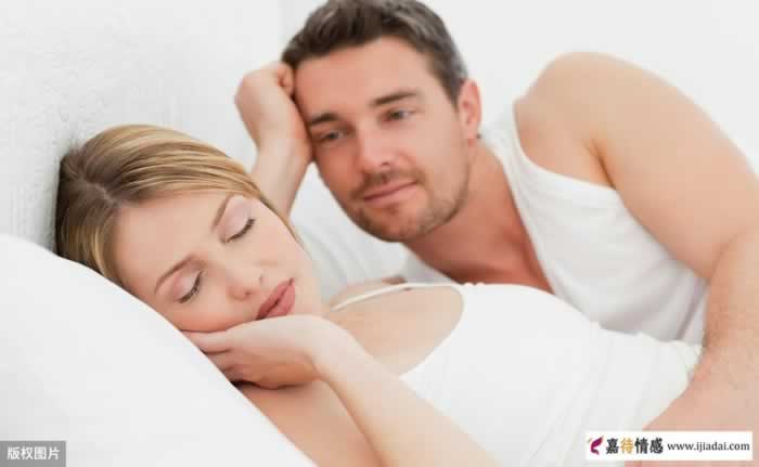 女同事吃了一半的食物给男同事吃，如此暧昧行为正常吗？_伊度情感