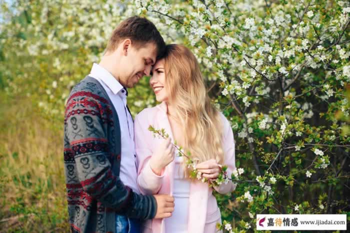 中年男女相亲约会的时候，用这三个方法和她肢体接触很会自然_伊度情感