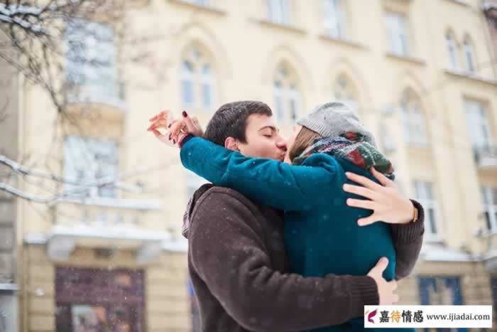 中年男女相亲约会的时候，用这三个方法和她肢体接触很会自然_伊度情感