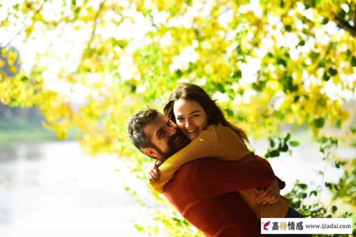 让女人爱上你的技巧之一约会时掌握好，会让女人对你好感不断_伊度情感