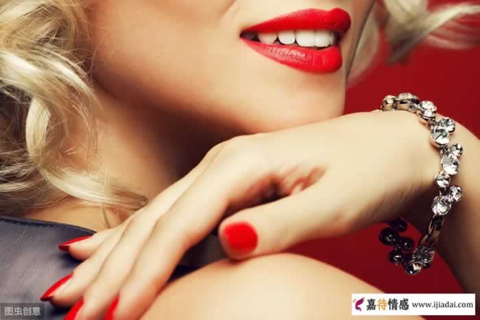 和中年女人相处，男人这样做，能让女人主动“撩”你_伊度情感