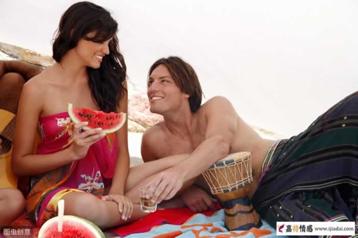 和中年女人相处，男人这样做，能让女人主动“撩”你_伊度情感