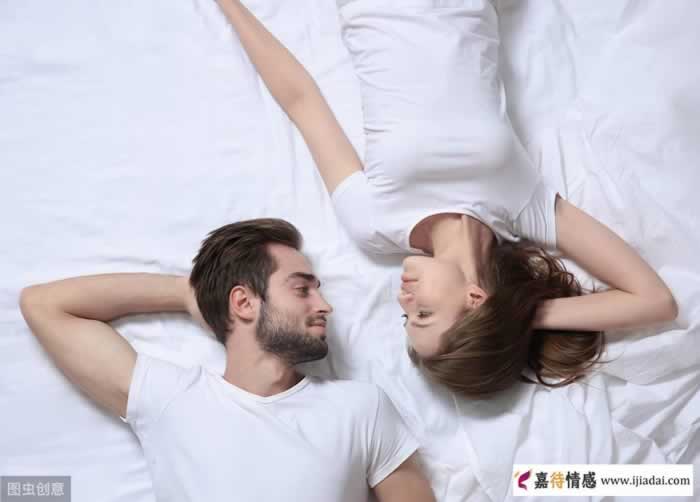 让女人失去抵抗力的四个动作，男人学会了，撩到她主动倒追你_伊度情感