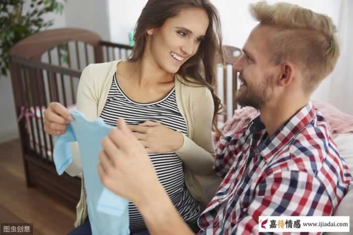 让女人失去抵抗力的四个动作，男人学会了，撩到她主动倒追你_伊度情感