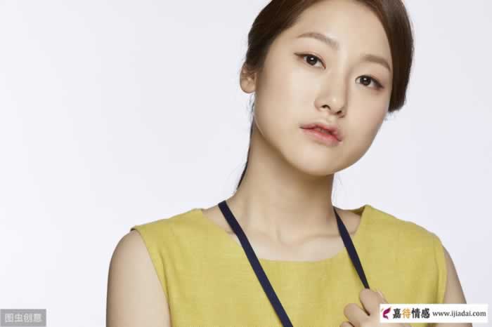 已婚中年女人，暗恋男人的表现方式，几个细节告诉你_伊度情感