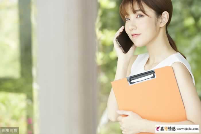 已婚中年女人，暗恋男人的表现方式，几个细节告诉你_伊度情感