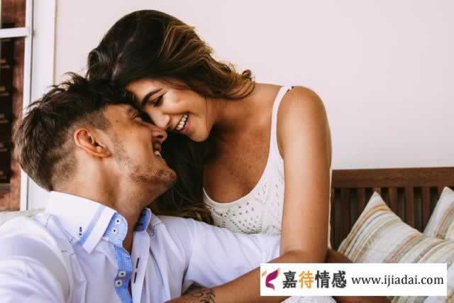 和女人聊天,男人用这样的开头白,成功撩动女人心_伊度情感