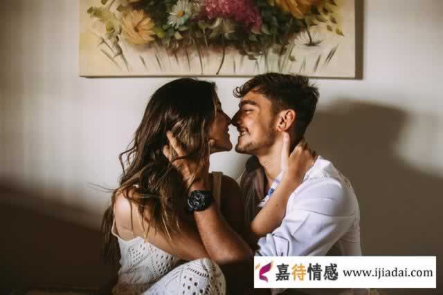 和女人聊天,男人用这样的开头白,成功撩动女人心_伊度情感