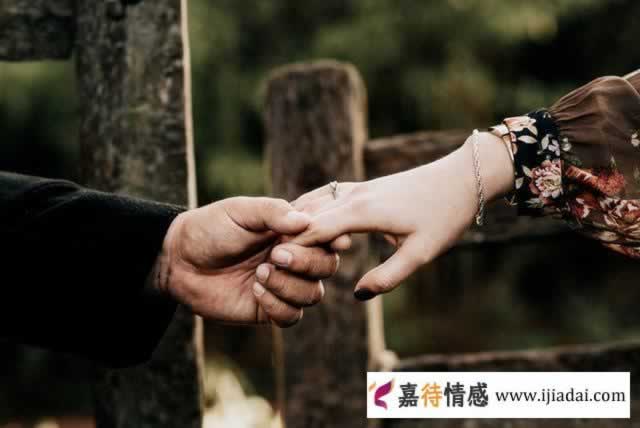 和女人聊天,男人用这样的开头白,成功撩动女人心_伊度情感