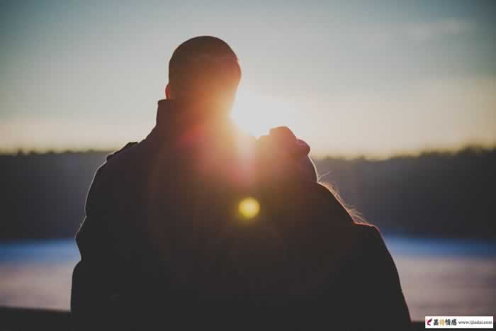 睡前，男人说这些“撩人”的情话，更容易让女人整夜思念_伊度情感