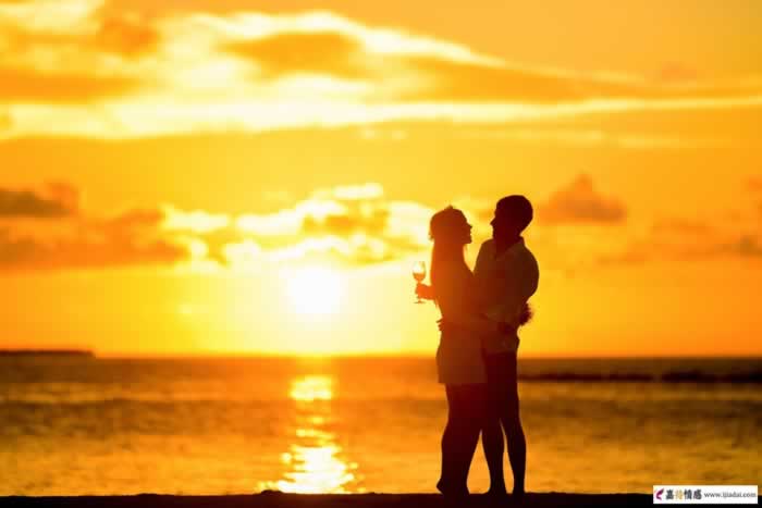 睡前，男人说这些“撩人”的情话，更容易让女人整夜思念_伊度情感