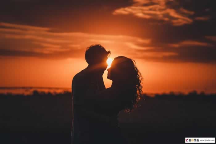 睡前，男人说这些“撩人”的情话，更容易让女人整夜思念_伊度情感