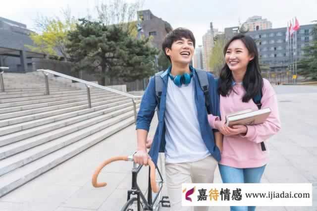 男人要知道：女人“不拒绝”你这3件事，或是对你“动情”了_伊度情感