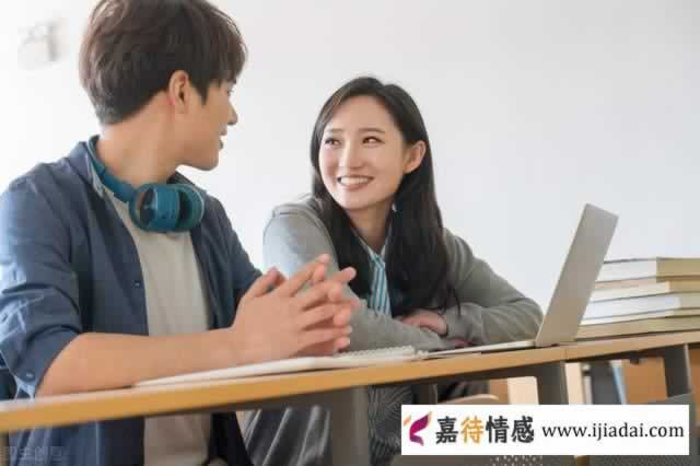 男人要知道：女人“不拒绝”你这3件事，或是对你“动情”了_伊度情感