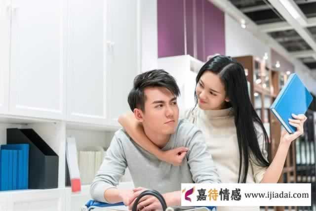 男人要知道：女人“不拒绝”你这3件事，或是对你“动情”了_伊度情感