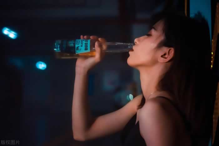 分手后前任有女朋友，还用你给他拍的照片当头像，是什么心态？_伊度情感