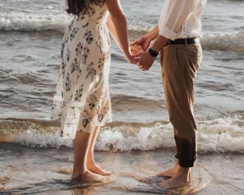 聪明的“男人想撩”一个女人，不会频繁的去骚扰，而是会这样做