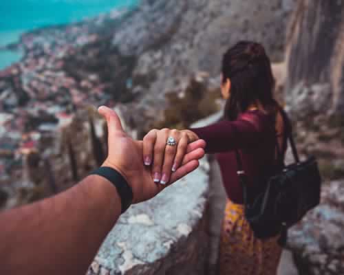 回避型伴侣不回消息的原因分析，内心的挣扎与自我保护