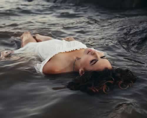 从陌生到暧昧，教你用“阶梯式聊天法”俘获她