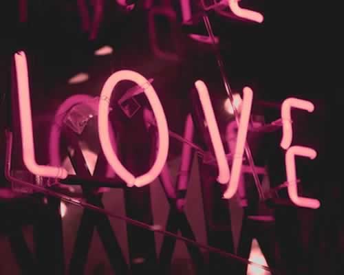 他被父母抛弃生活窘迫，却因1个细节获得“白富美”的爱情