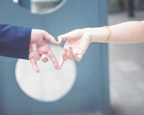 小三脚踏两只船，两边都想要，原配们该怎么反击并解决小三？