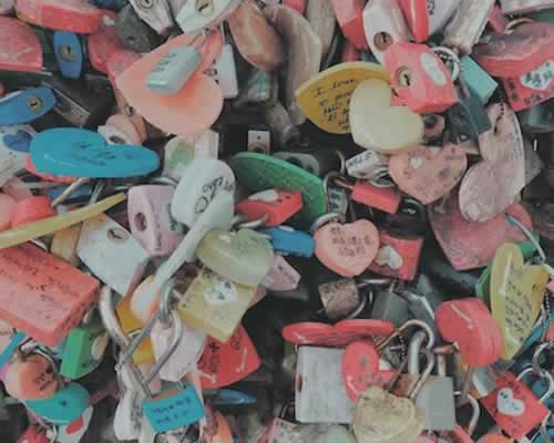 别再学网上的“撩妹套路”了！做好这三点，女生主动靠近你