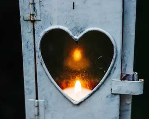 女同事吃了一半的食物给男同事吃，如此暧昧行为正常吗？